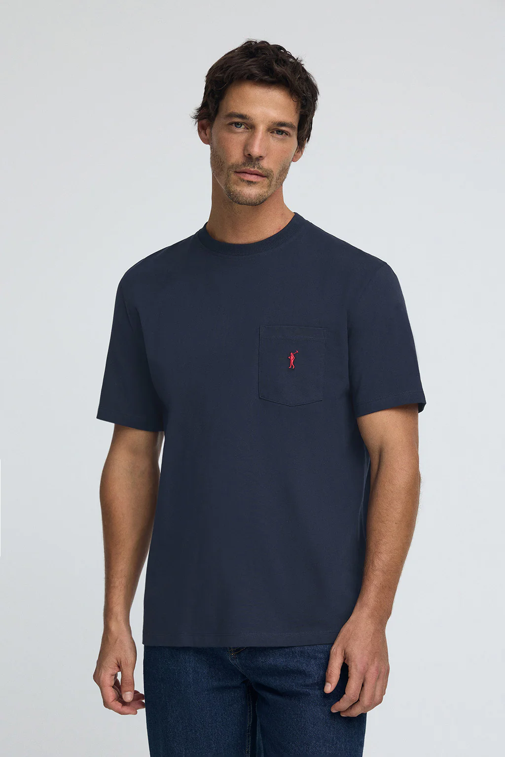 Camiseta azul marino con bolsillo y bordado Rigby Go.