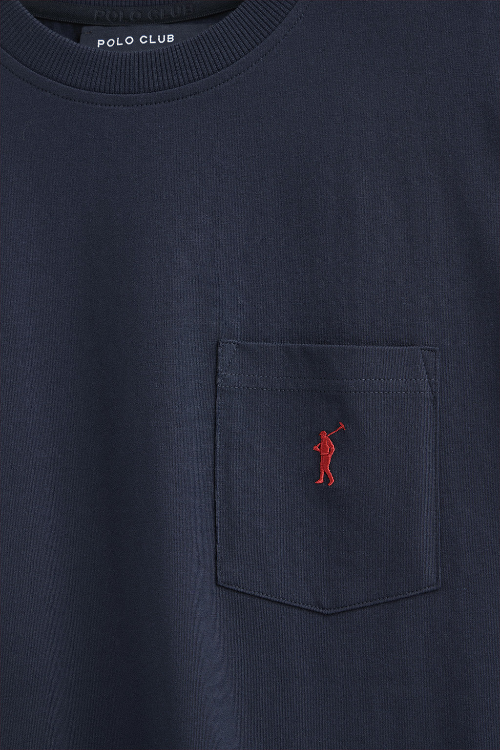 Camiseta azul marino con bolsillo y bordado Rigby Go. - Image 6