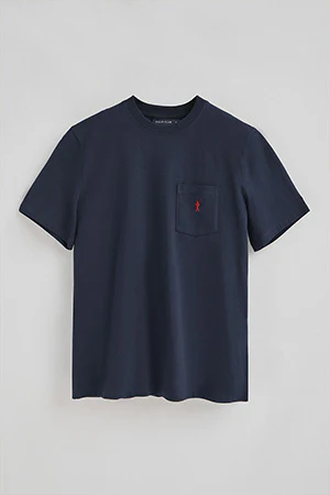 Camiseta azul marino con bolsillo y bordado Rigby Go. - Image 8
