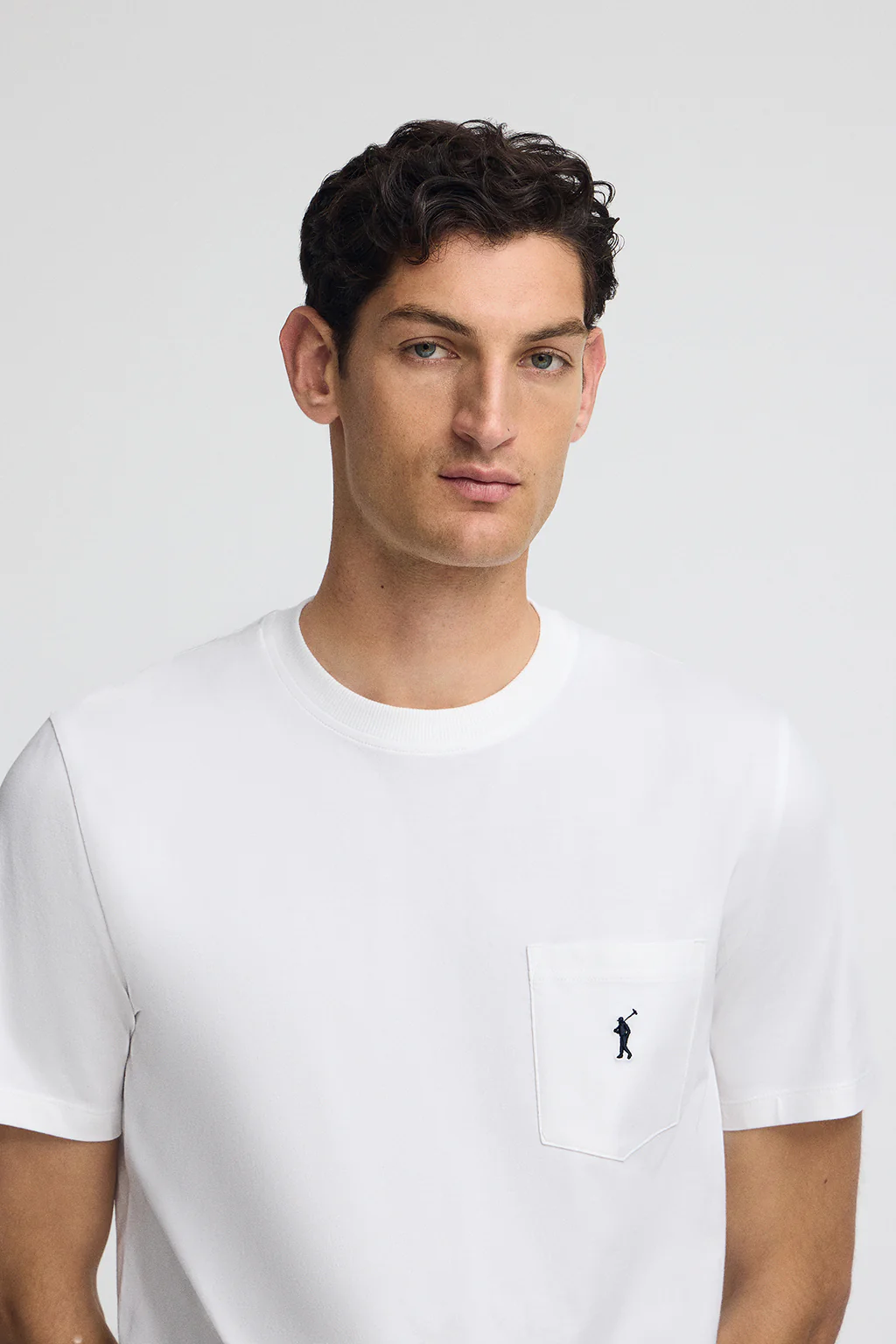 Camiseta blanca con bolsillo y bordado Rigby Go.