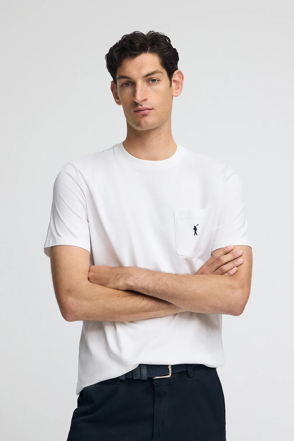 Camiseta blanca con bolsillo y bordado Rigby Go. - Image 2