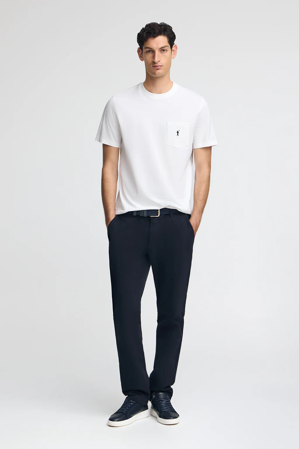 Camiseta blanca con bolsillo y bordado Rigby Go. - Image 3