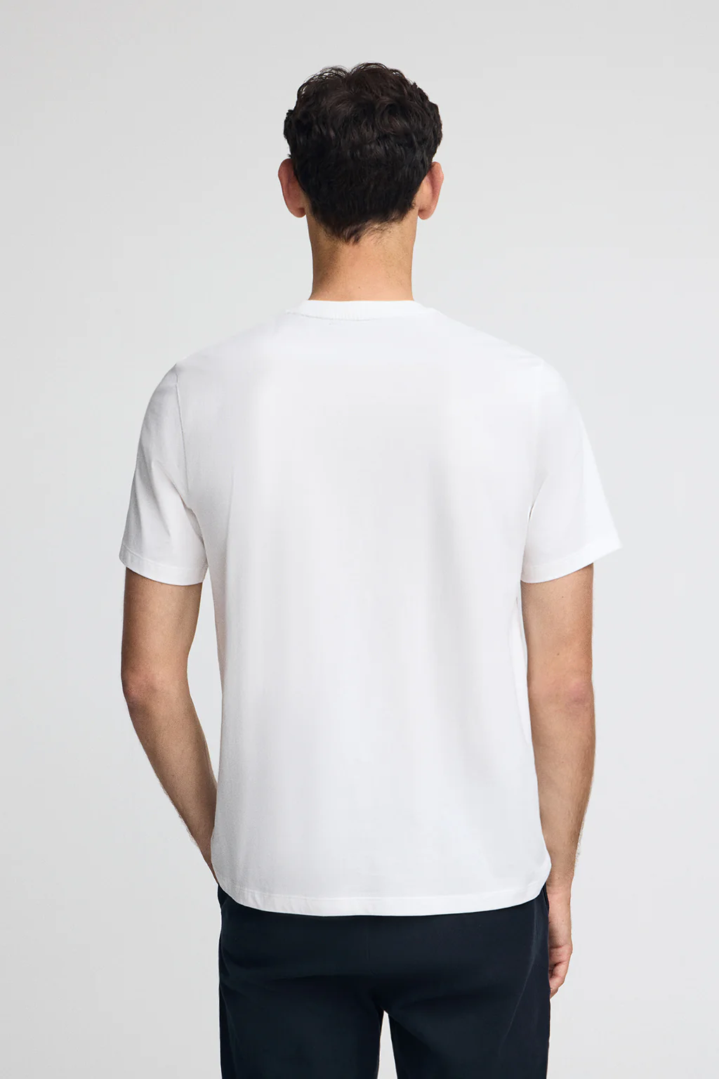 Camiseta blanca con bolsillo y bordado Rigby Go. - Image 4