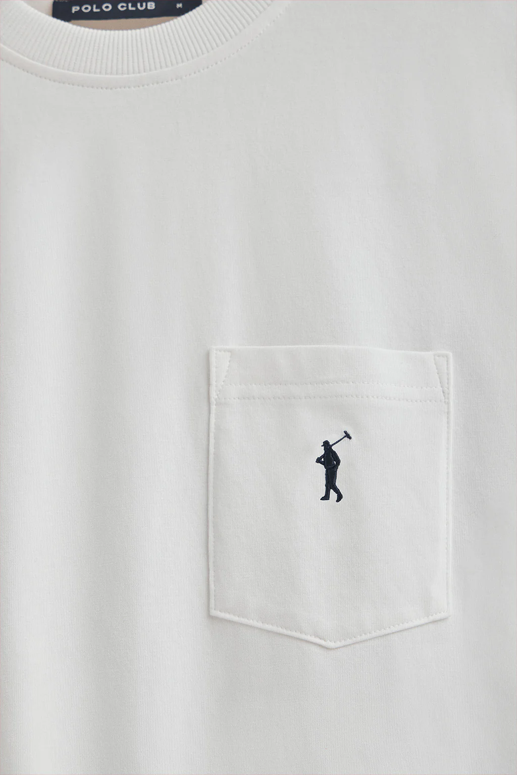 Camiseta blanca con bolsillo y bordado Rigby Go. - Image 6