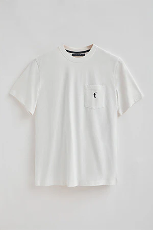 Camiseta blanca con bolsillo y bordado Rigby Go. - Image 8