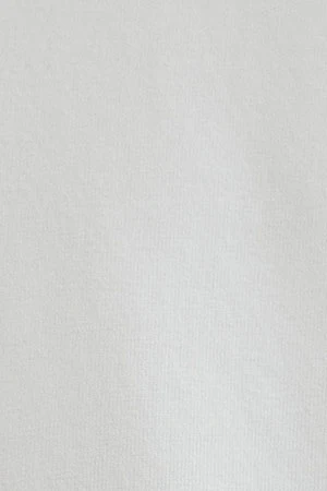 Camiseta blanca con bolsillo y bordado Rigby Go. - Image 9
