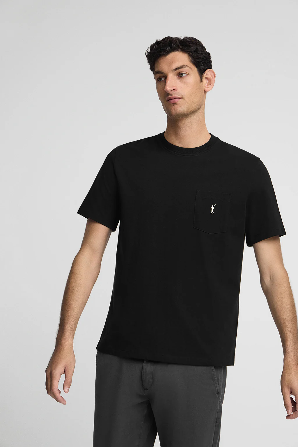 Camiseta negra con bolsillo y bordado Rigby Go