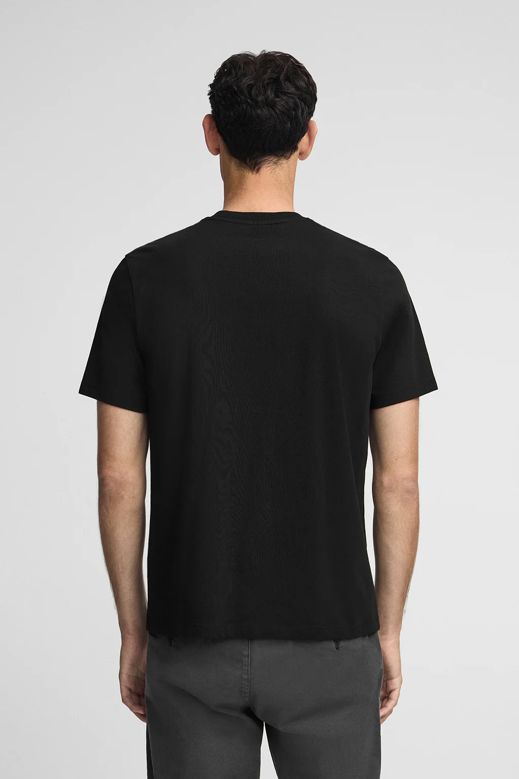 Camiseta negra con bolsillo y bordado Rigby Go - Image 4