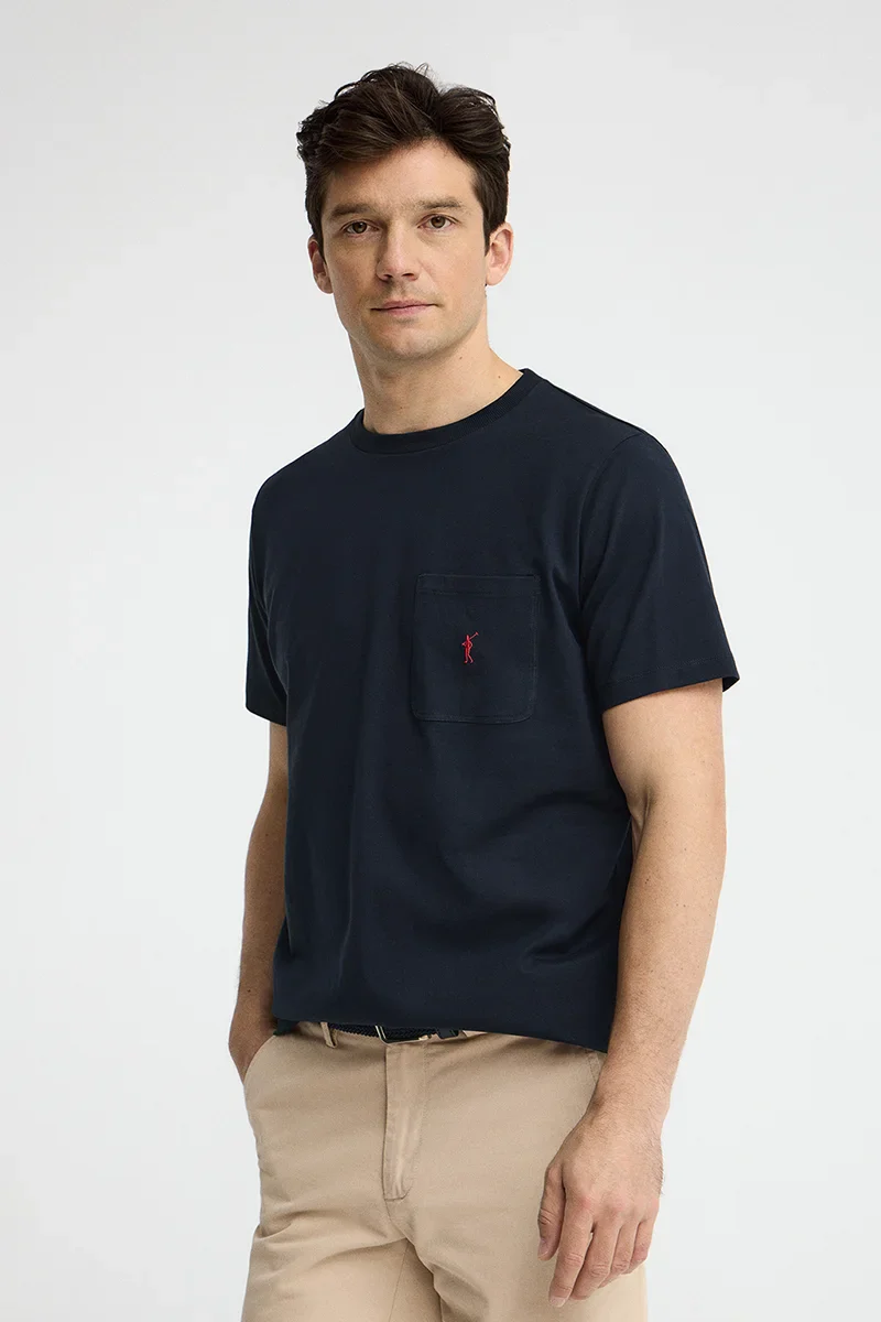 Camiseta azul marino con bolsillo y logo Rigby Go - Image 2