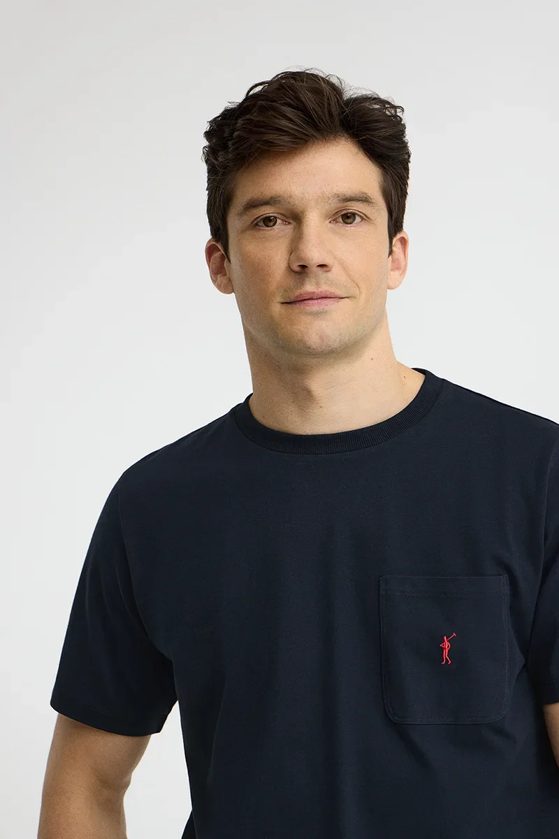 Camiseta azul marino con bolsillo y logo Rigby Go - Image 3