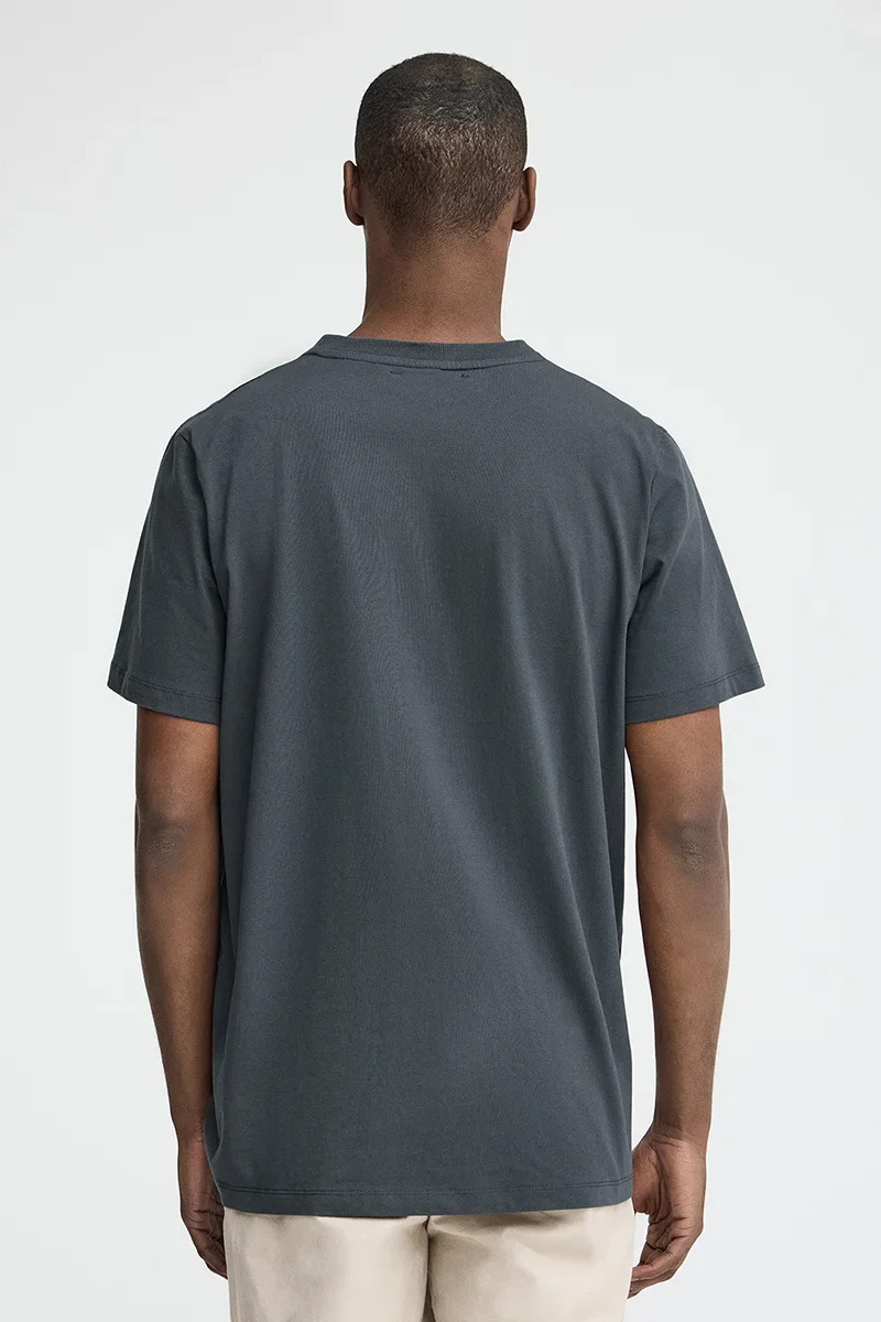 Camiseta gris piedra con bolsillo y logo Rigby Go - Image 5