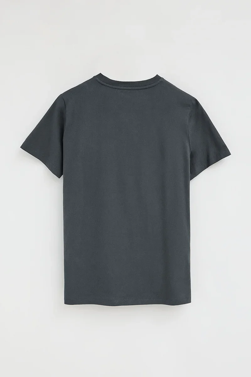 Camiseta gris piedra con bolsillo y logo Rigby Go - Image 8