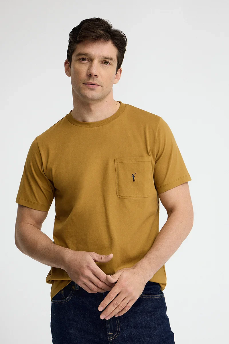 Camiseta color mostaza con bolsillo y logo Rigby Go
