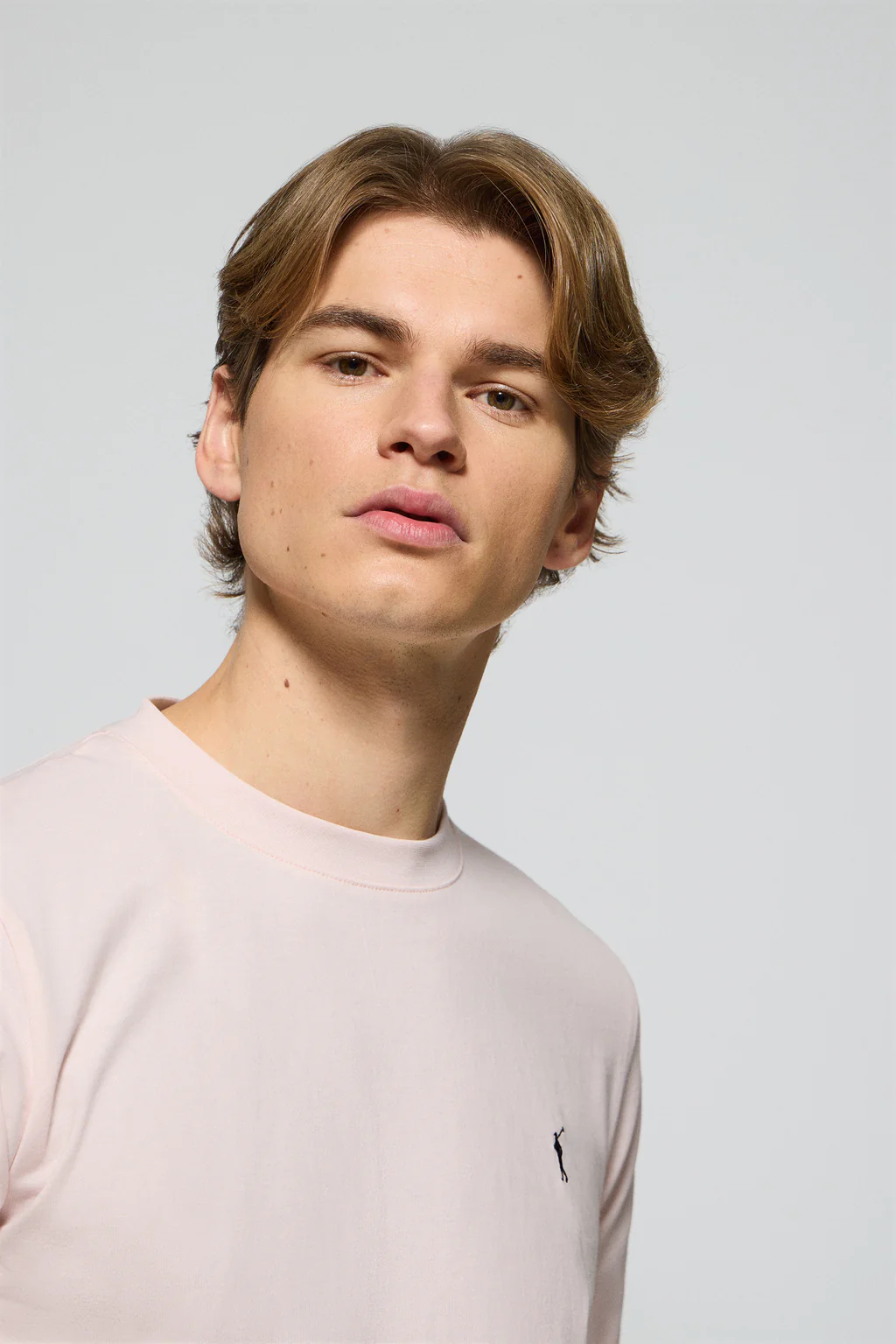 Camiseta rosa claro con cuello redondo y logo bordado Rigby Go - Image 3