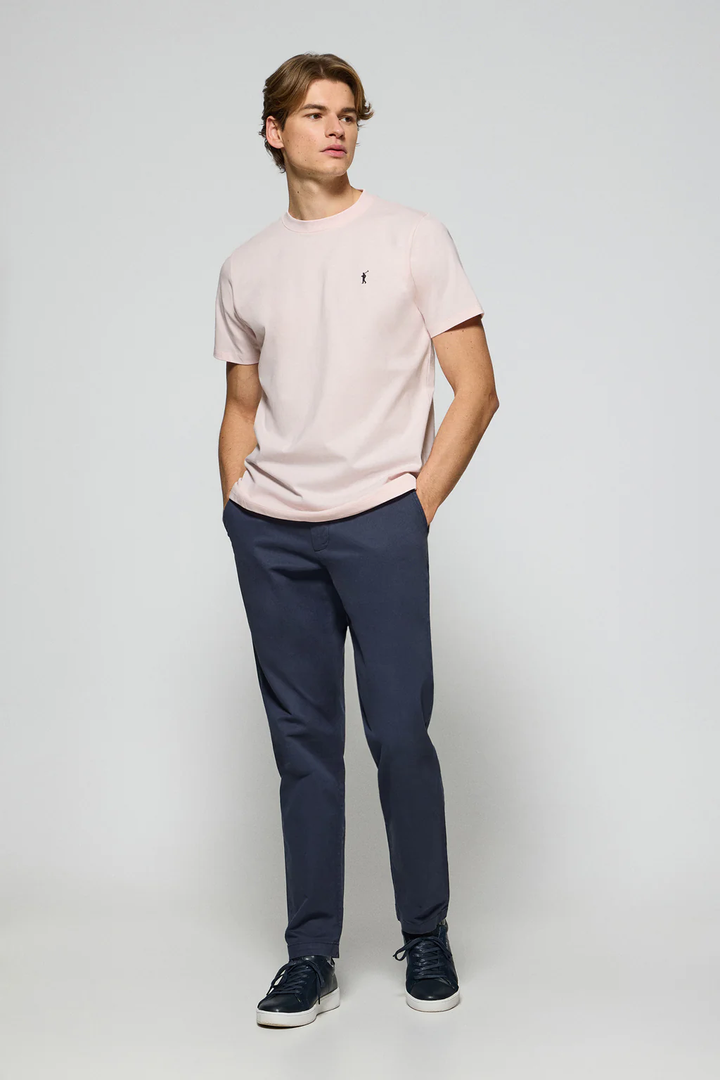 Camiseta rosa claro con cuello redondo y logo bordado Rigby Go - Image 4