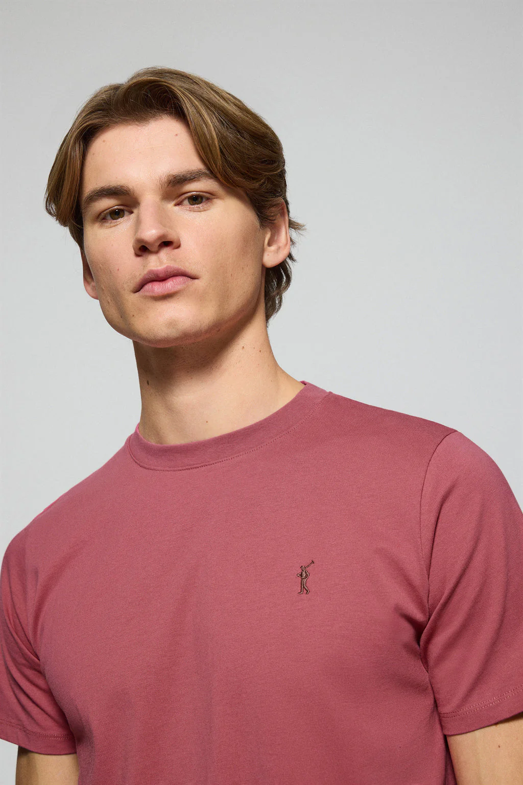 Camiseta color rosa vino con cuello redondo y logo bordado Rigby Go