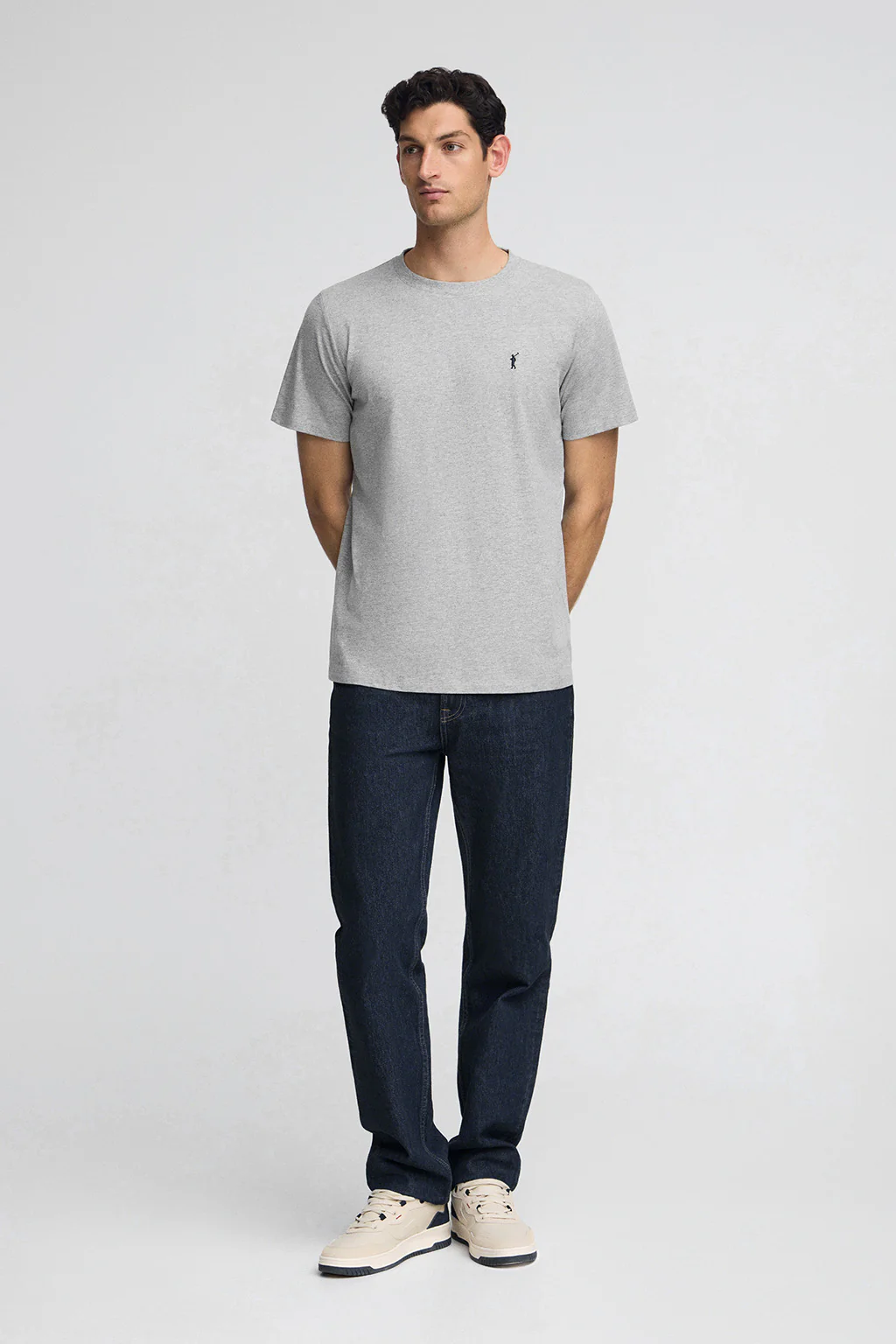 Camiseta gris vigoré con cuello redondo y bordado Rigby Go - Image 3