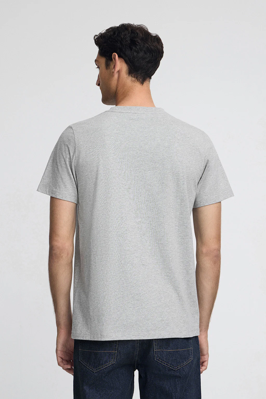 Camiseta gris vigoré con cuello redondo y bordado Rigby Go - Image 4