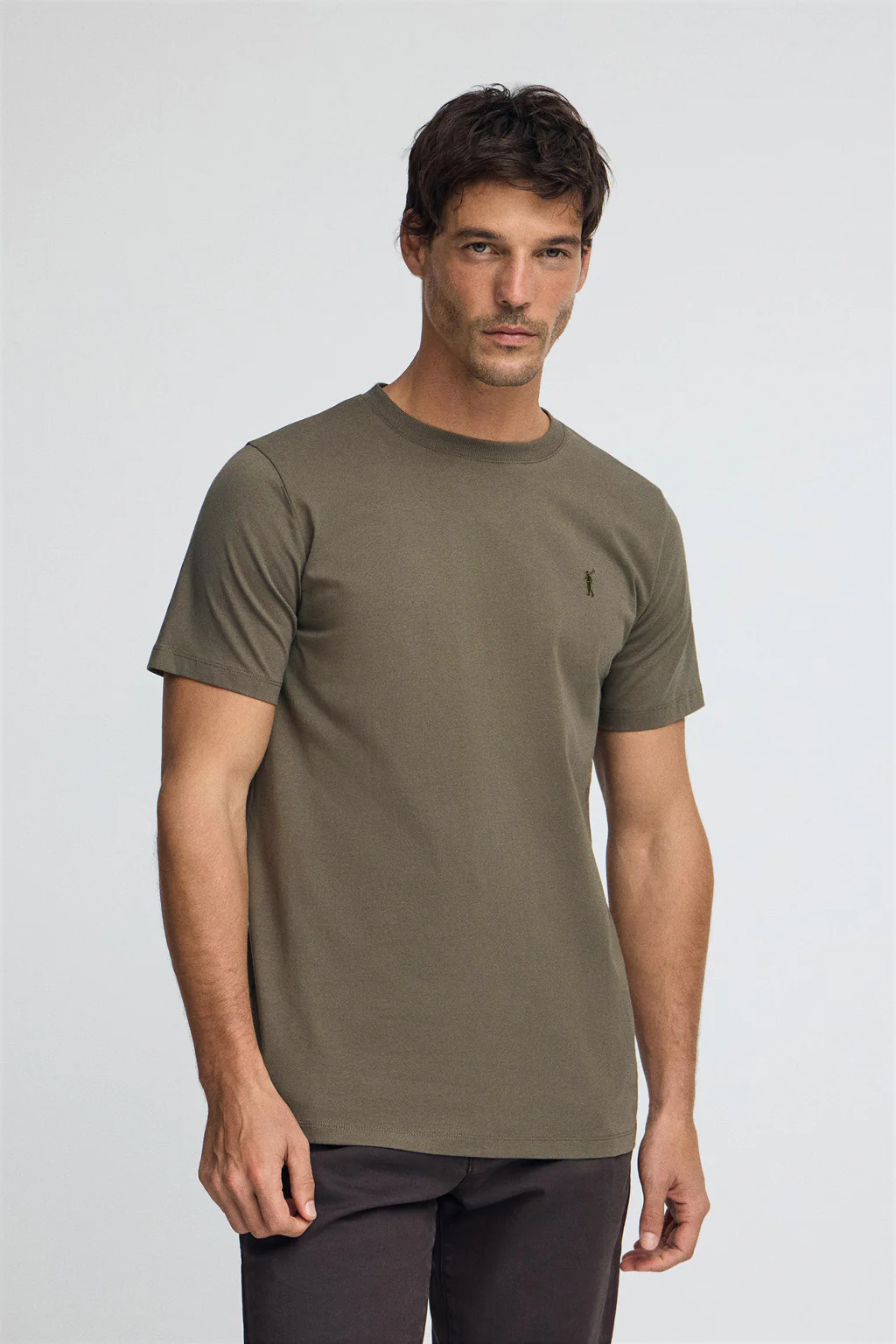 Camiseta verde militar con cuello redondo y bordado Rigby Go - Image 2