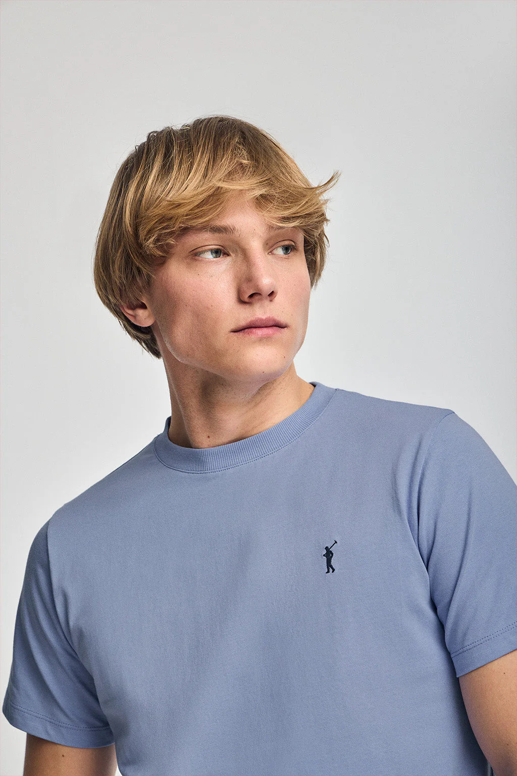 Camiseta azul con cuello redondo y bordado Rigby Go - Image 3