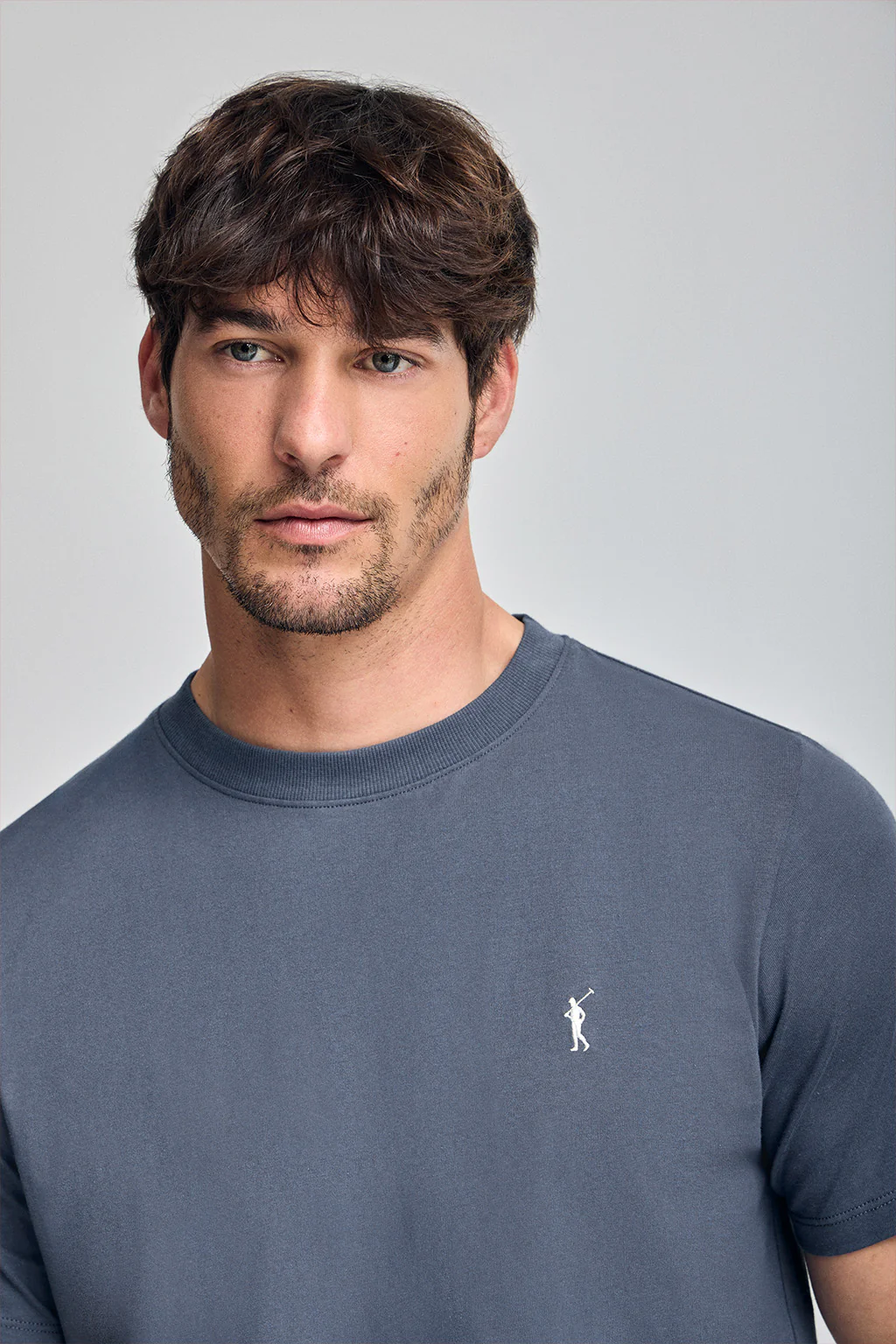 Camiseta azul denim con cuello redondo y bordado Rigby Go - Image 3