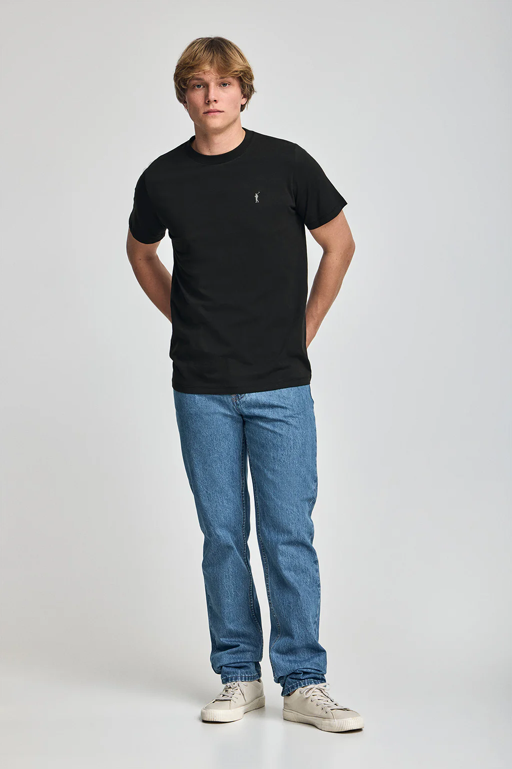 Camiseta negra con cuello redondo y bordado Rigby Go - Image 4