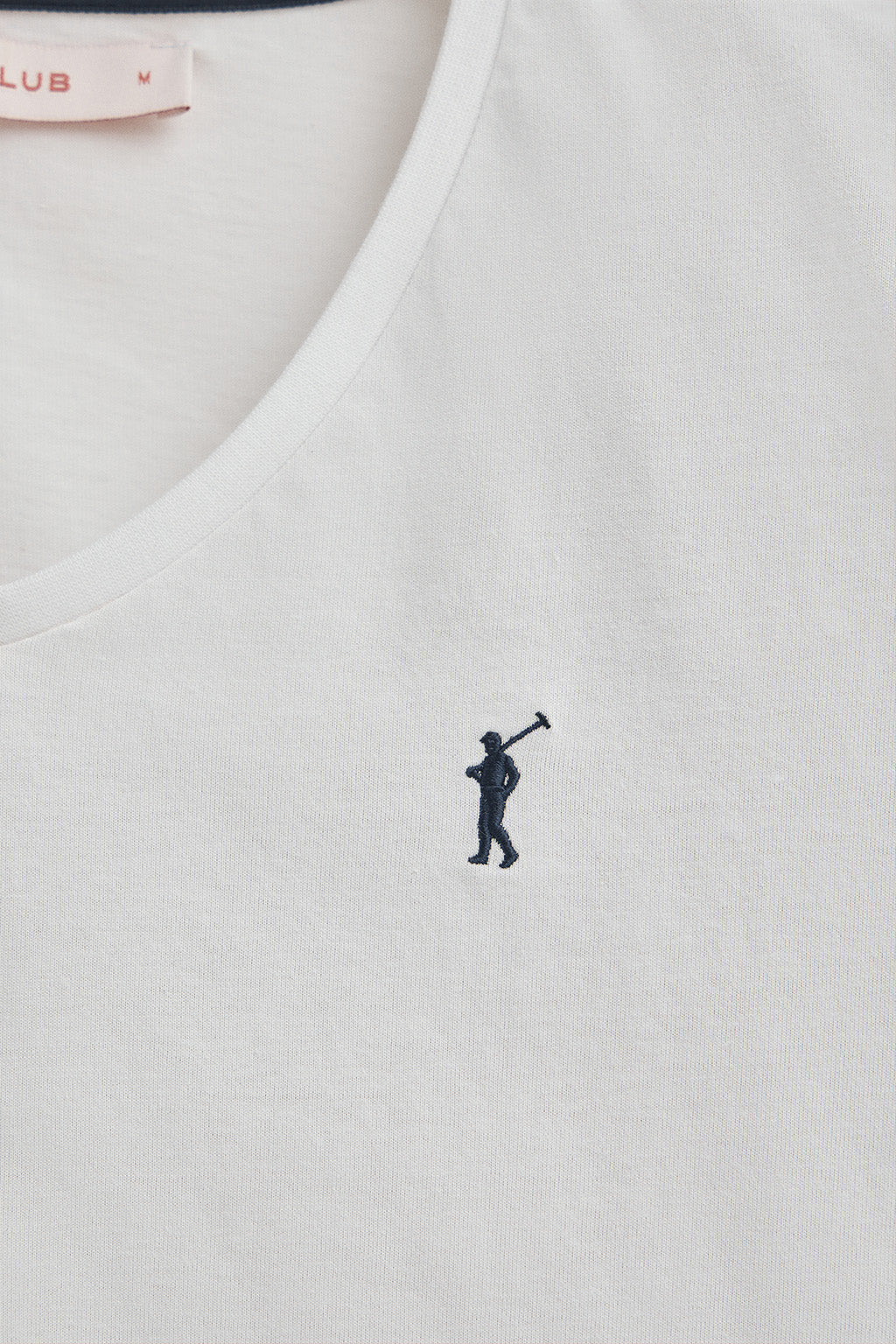 Camiseta blanca de manga corta y cuello pico con logo Rigby go - Image 6