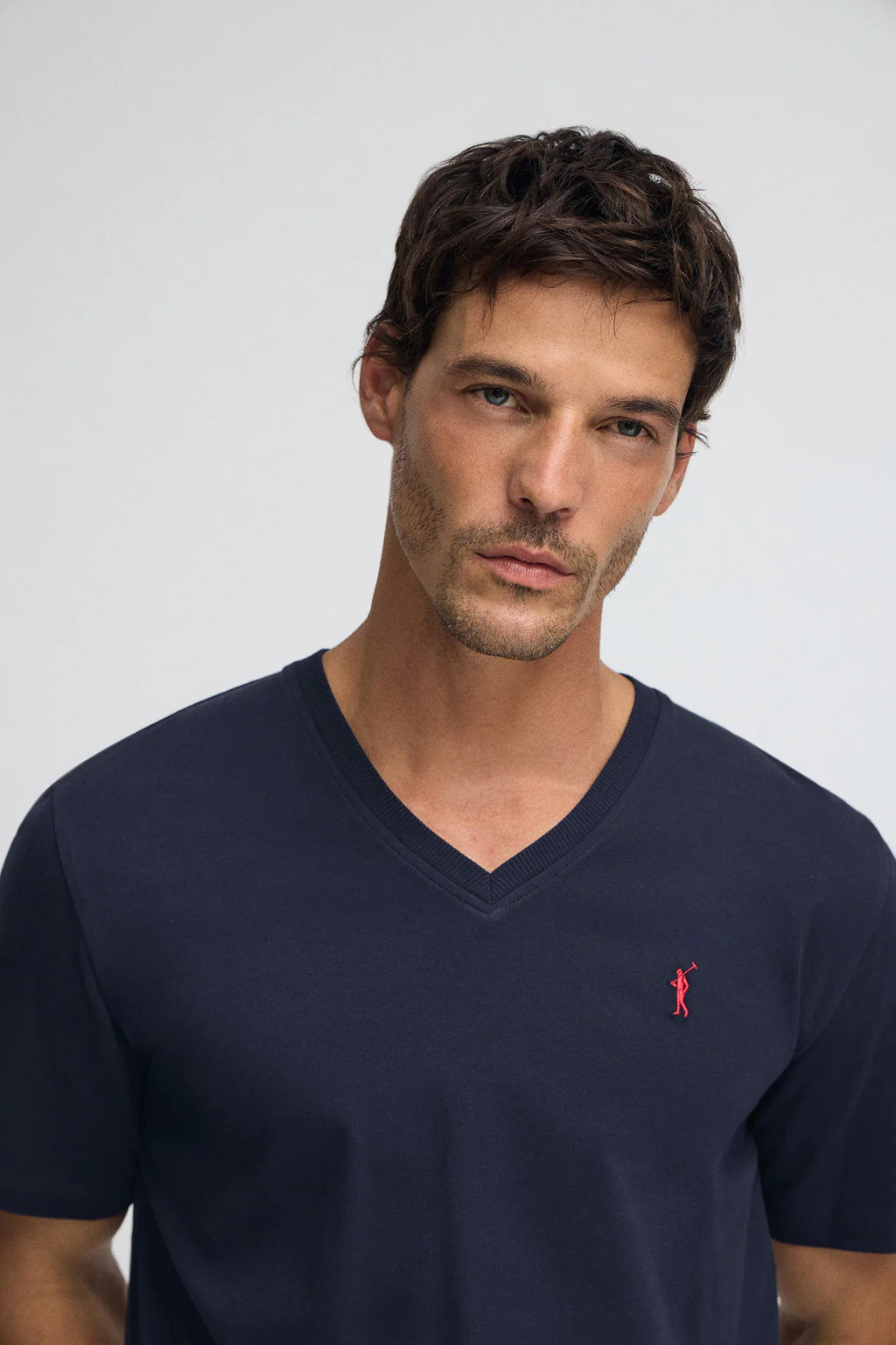 Camiseta azul marino con cuello pico y bordado Rigby Go - Image 2