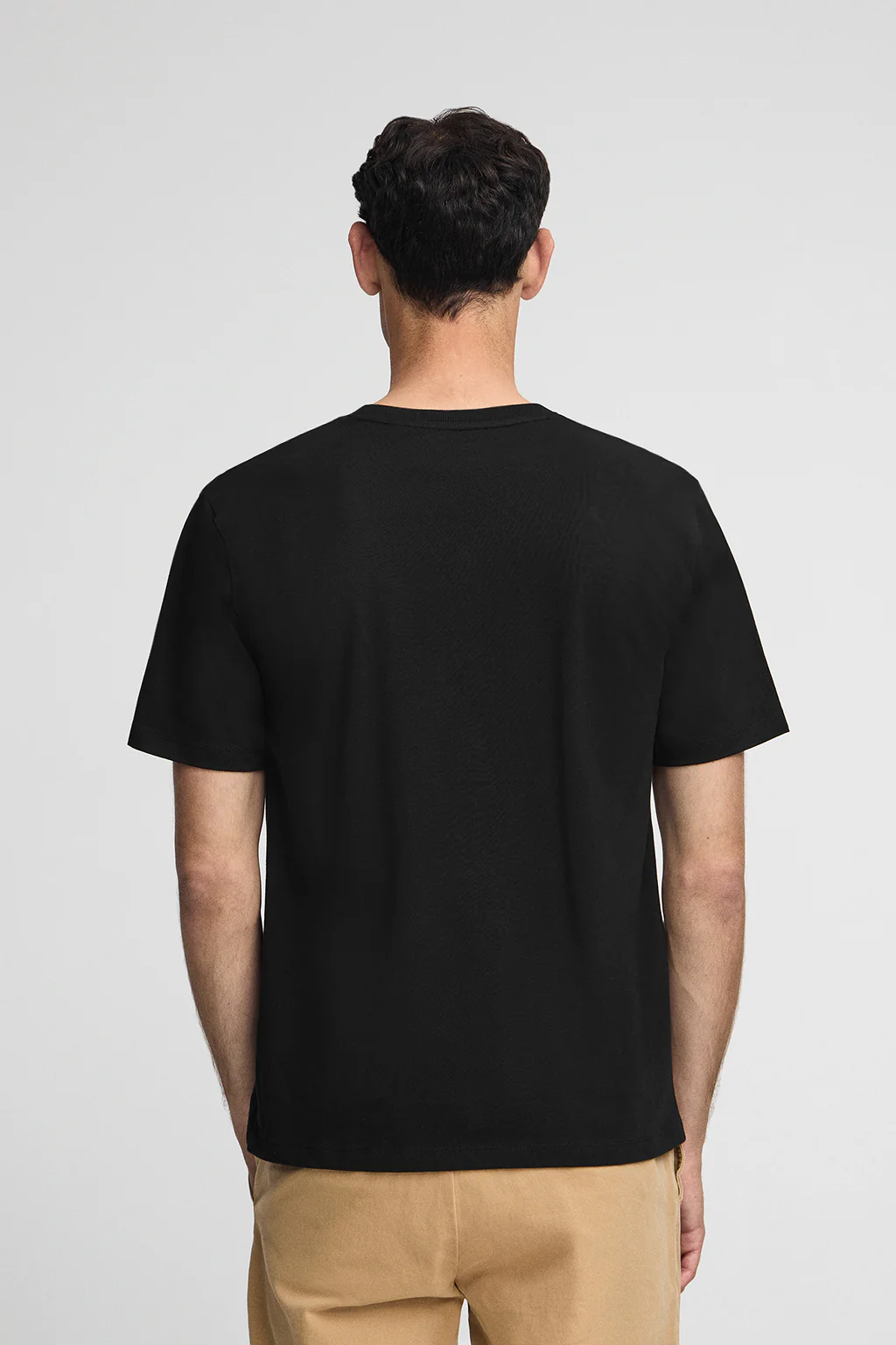 Camiseta negra con cuello pico y bordado Rigby Go - Image 4