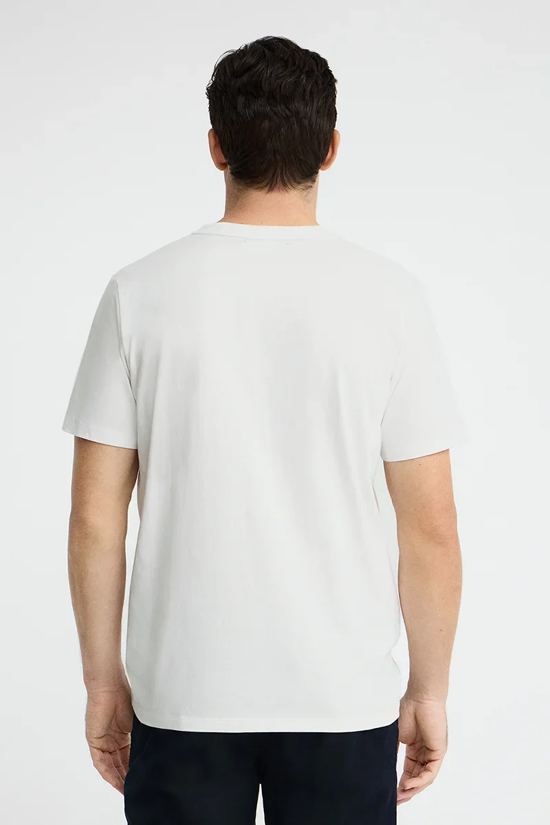 Camiseta blanca de cuello pico con logo Rigby Go - Image 5