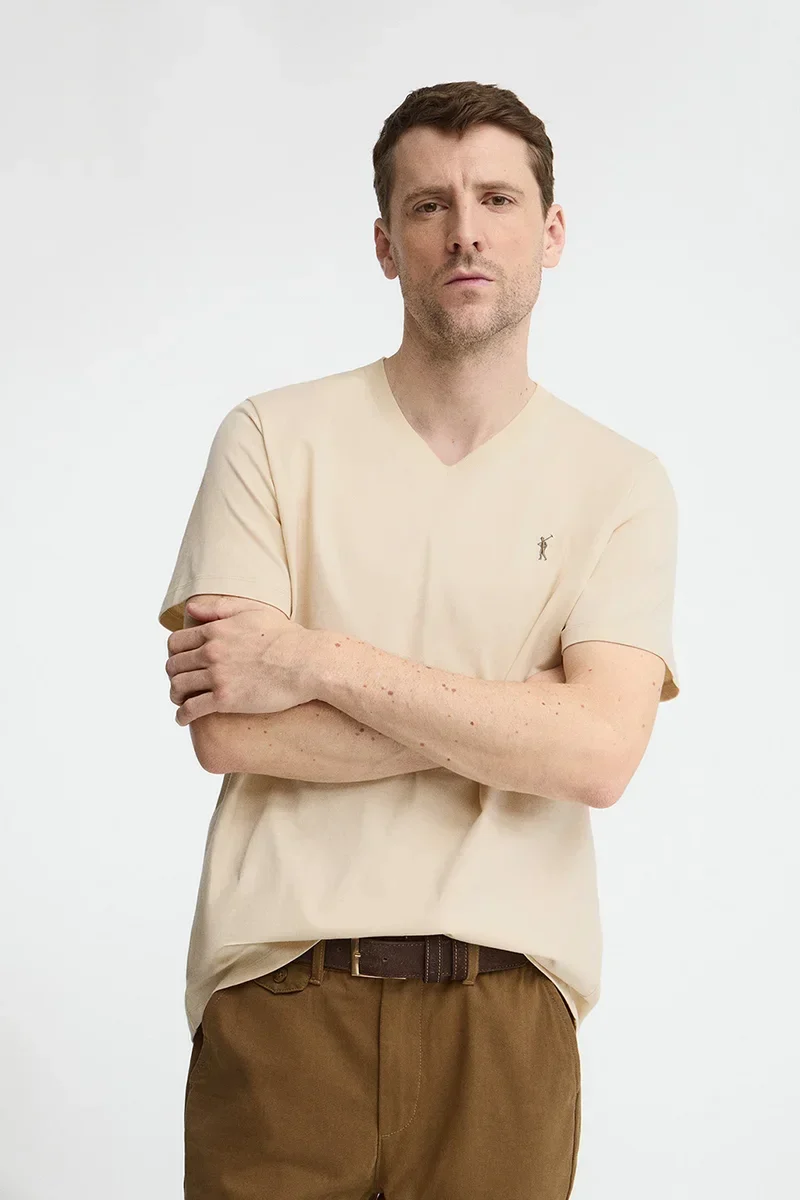 Camiseta color crema de cuello pico con logo Rigby Go - Image 2
