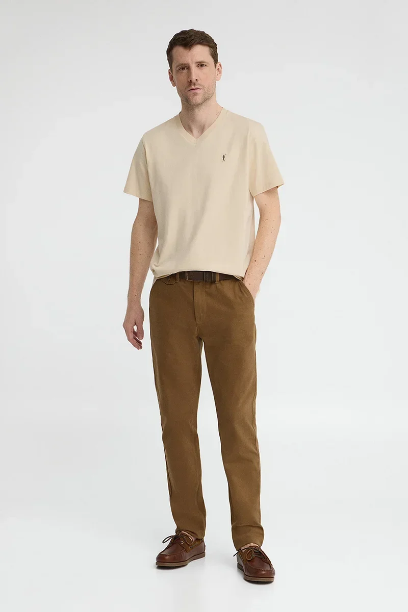 Camiseta color crema de cuello pico con logo Rigby Go - Image 3