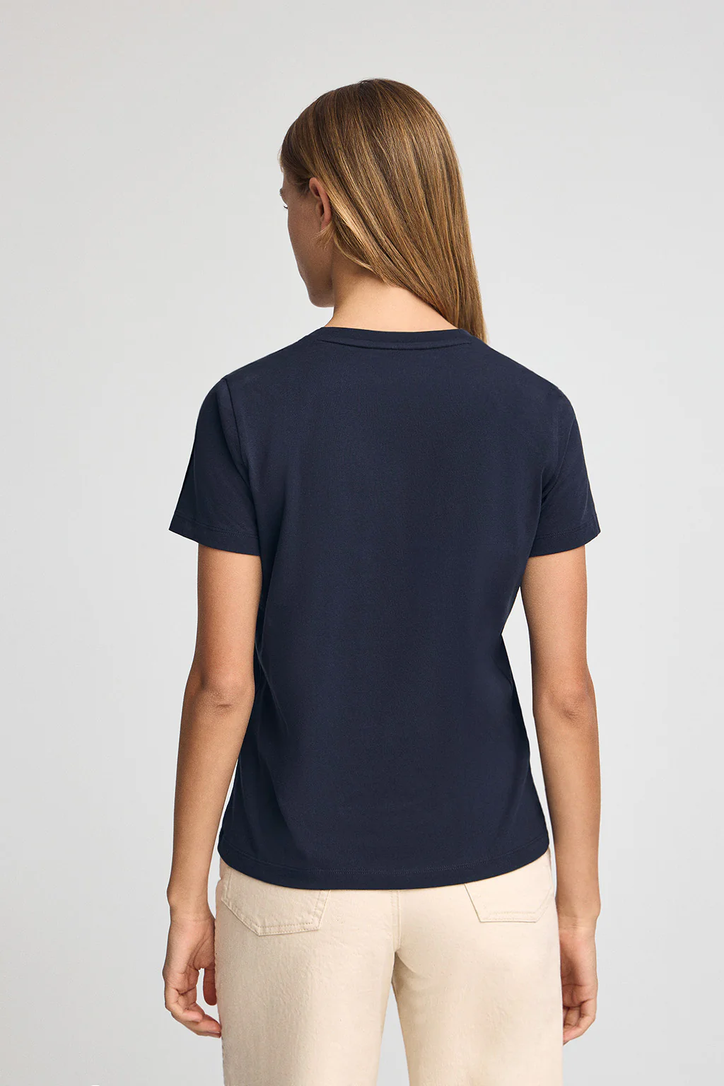 Camiseta azul marino con cuello de pico y logo Rigby Go Gold - Image 4