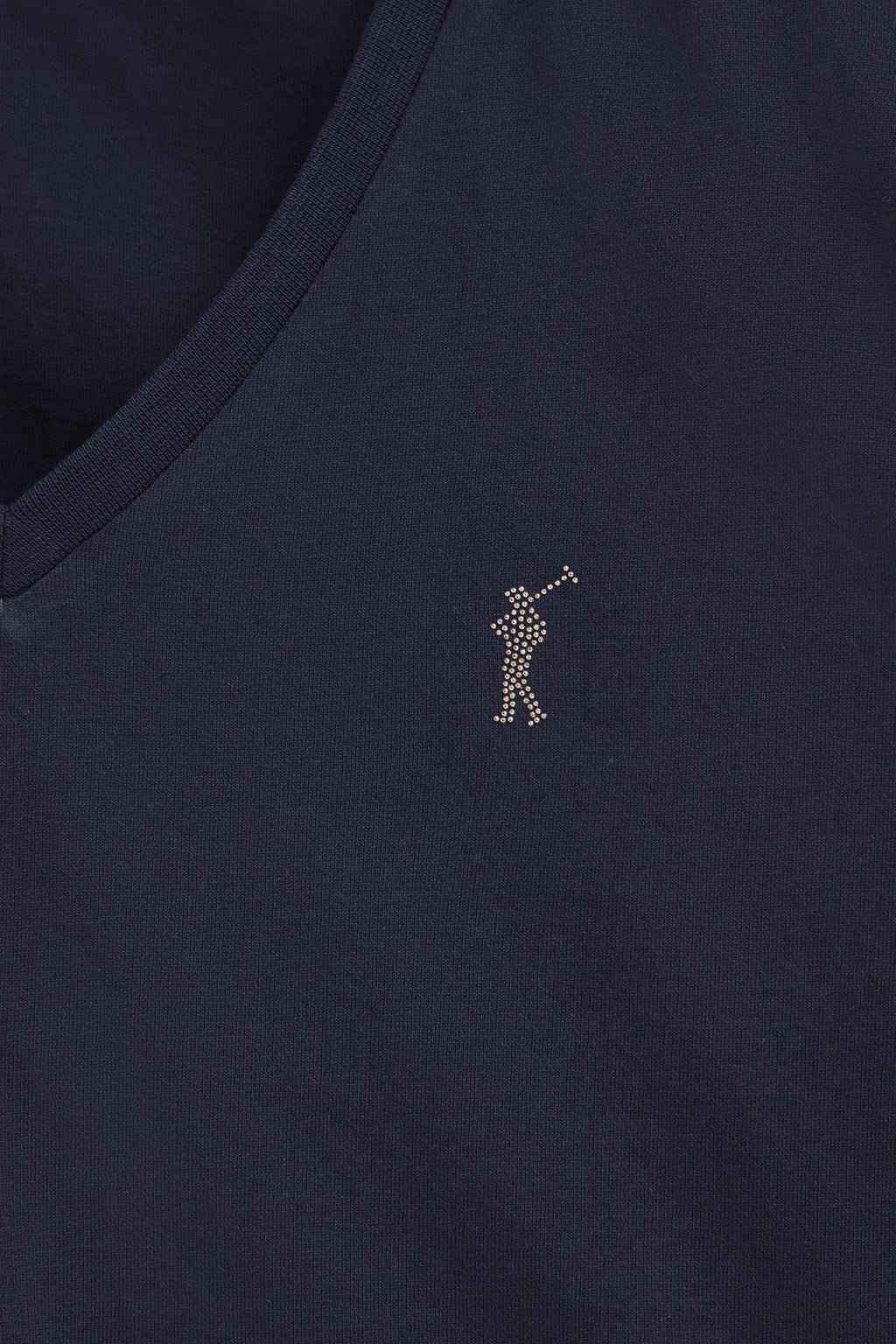 Camiseta azul marino con cuello de pico y logo Rigby Go Gold - Image 6