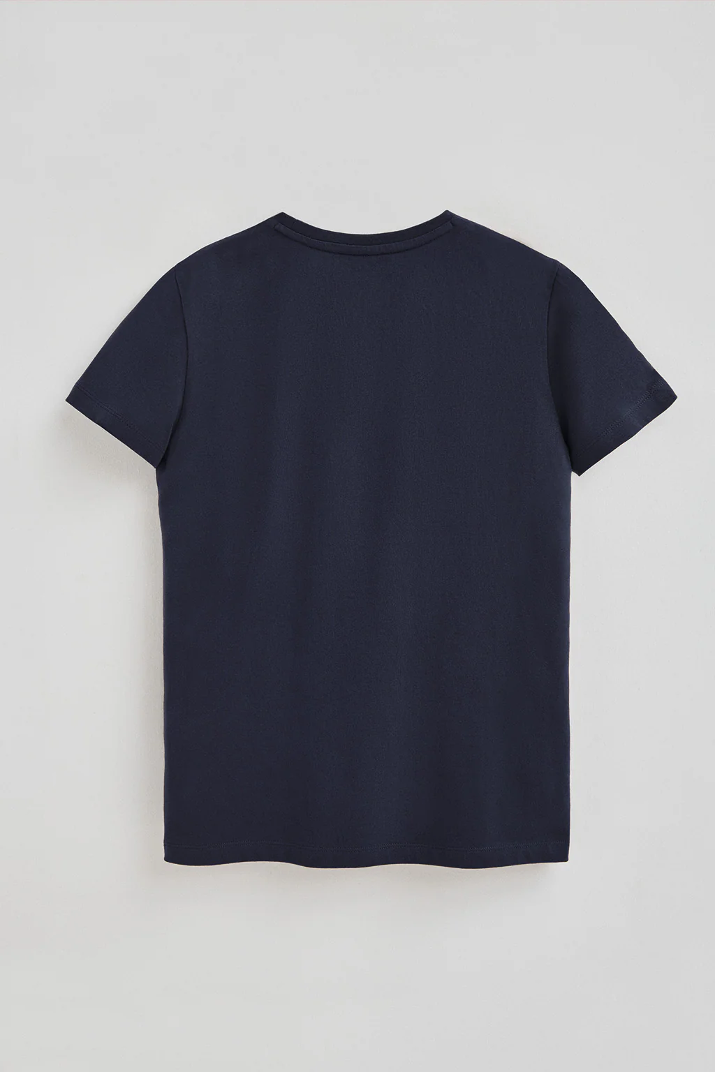 Camiseta azul marino con cuello de pico y logo Rigby Go Gold - Image 7
