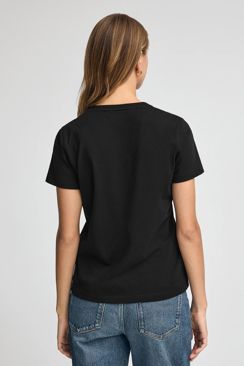 Camiseta negra con cuello de pico y logo Rigby Go Gold - Image 4