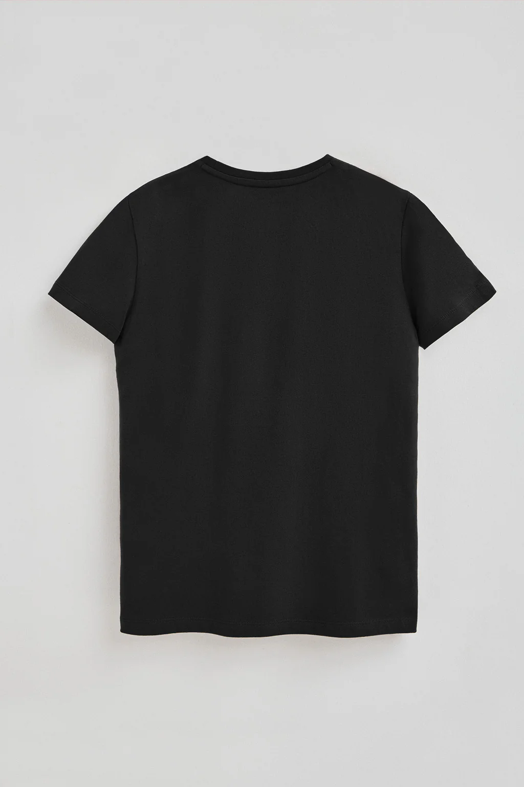 Camiseta negra con cuello de pico y logo Rigby Go Gold - Image 7
