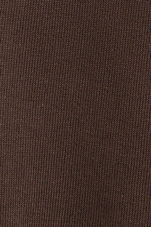 Camiseta color chocolate de manga corta y cuello pico con bordado Rigby Go - Image 11