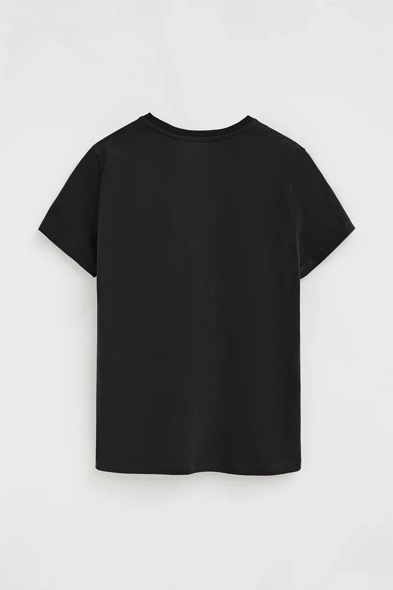 Camiseta negra de manga corta y cuello pico con bordado Rigby Go - Image 7