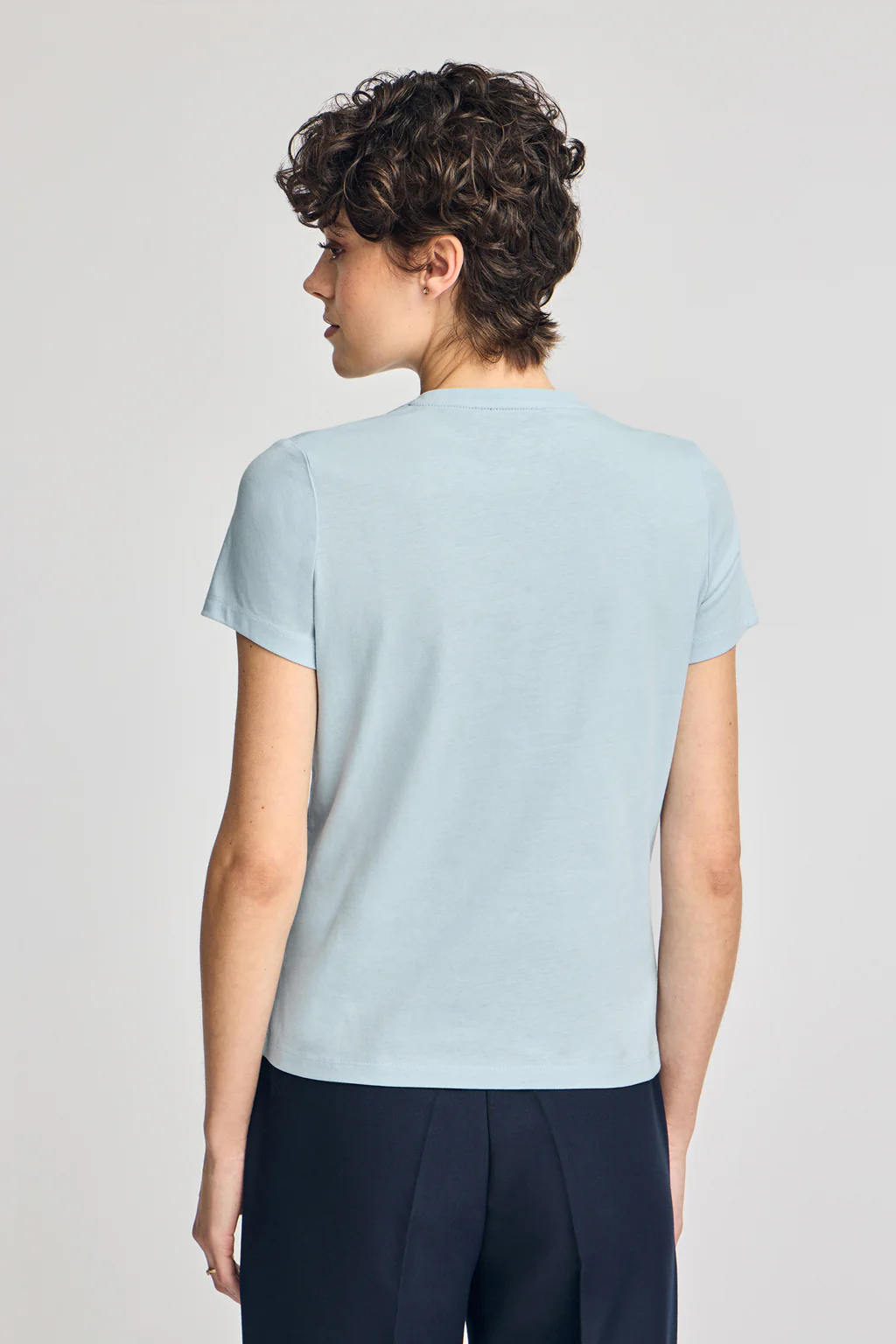 Camiseta azul claro de cuello redondo con bordado Rigby Go - Image 4