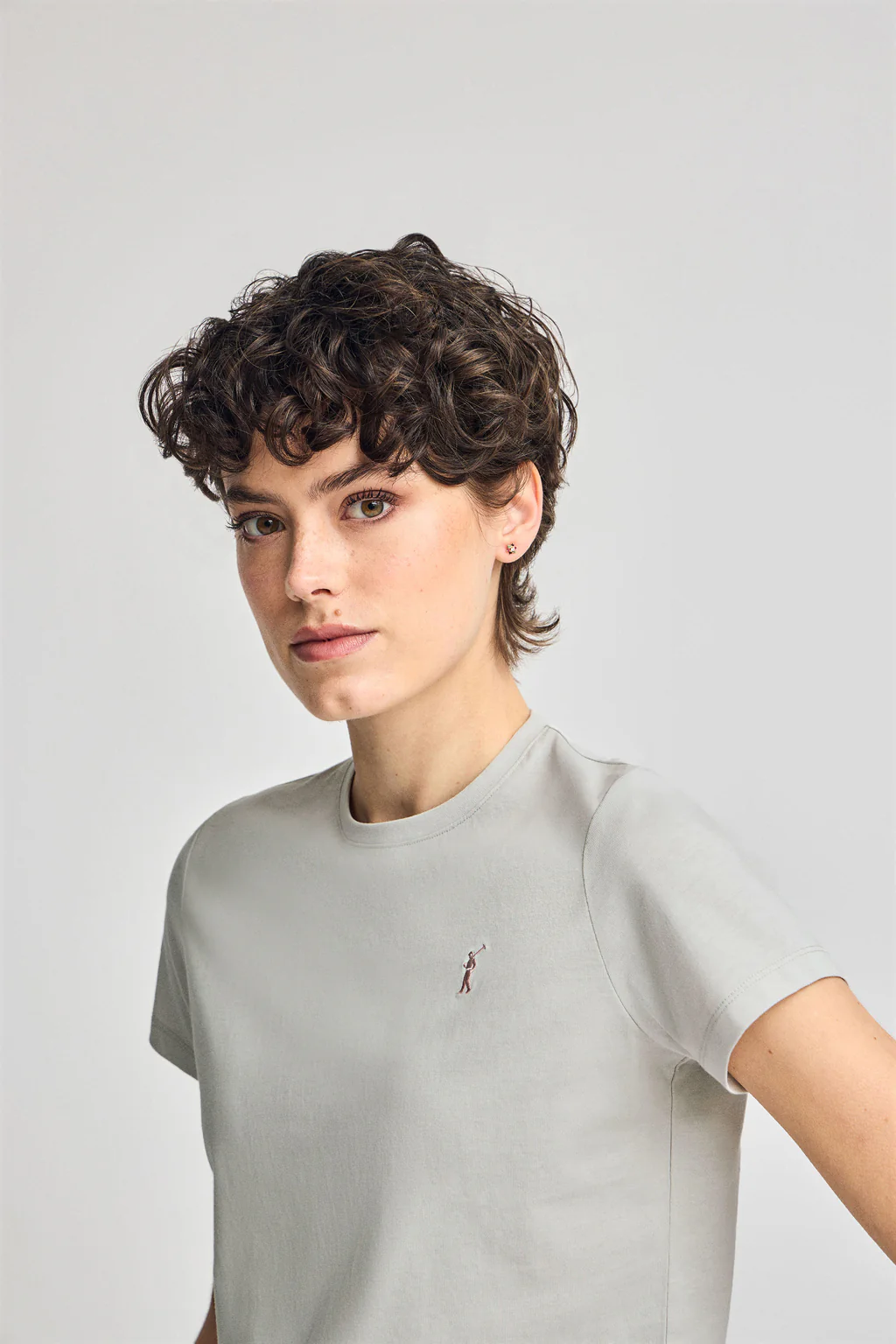Camiseta gris claro de cuello redondo con bordado Rigby Go - Image 2
