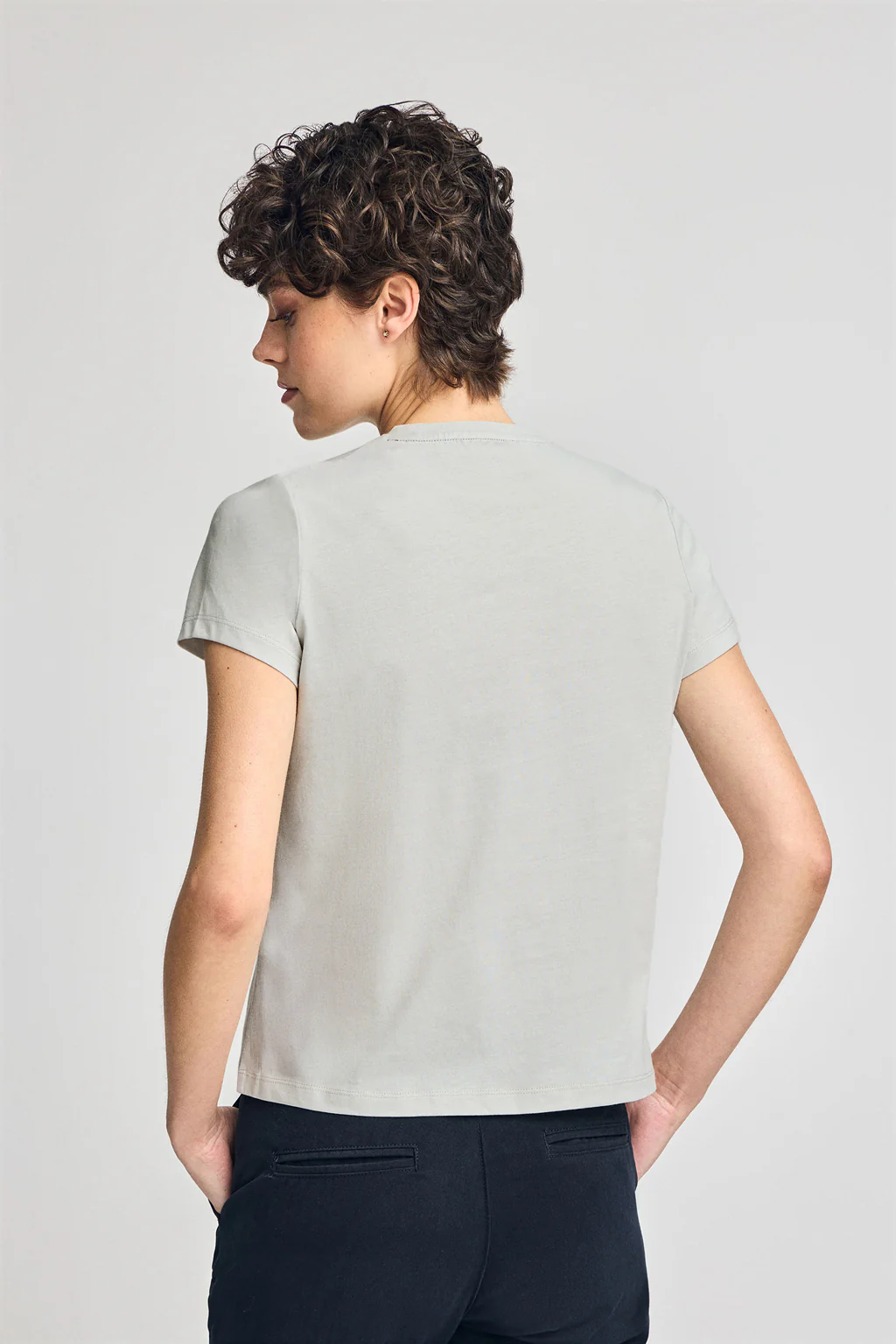 Camiseta gris claro de cuello redondo con bordado Rigby Go - Image 4