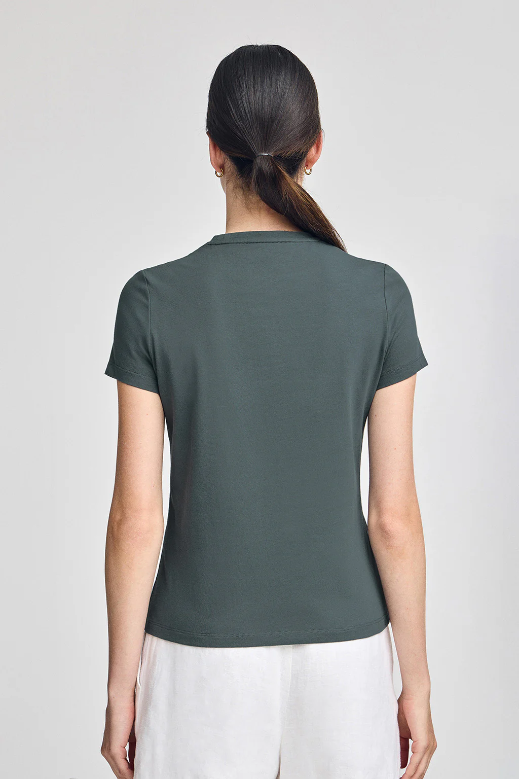 Camiseta gris piedra de cuello redondo con bordado Rigby Go - Image 2