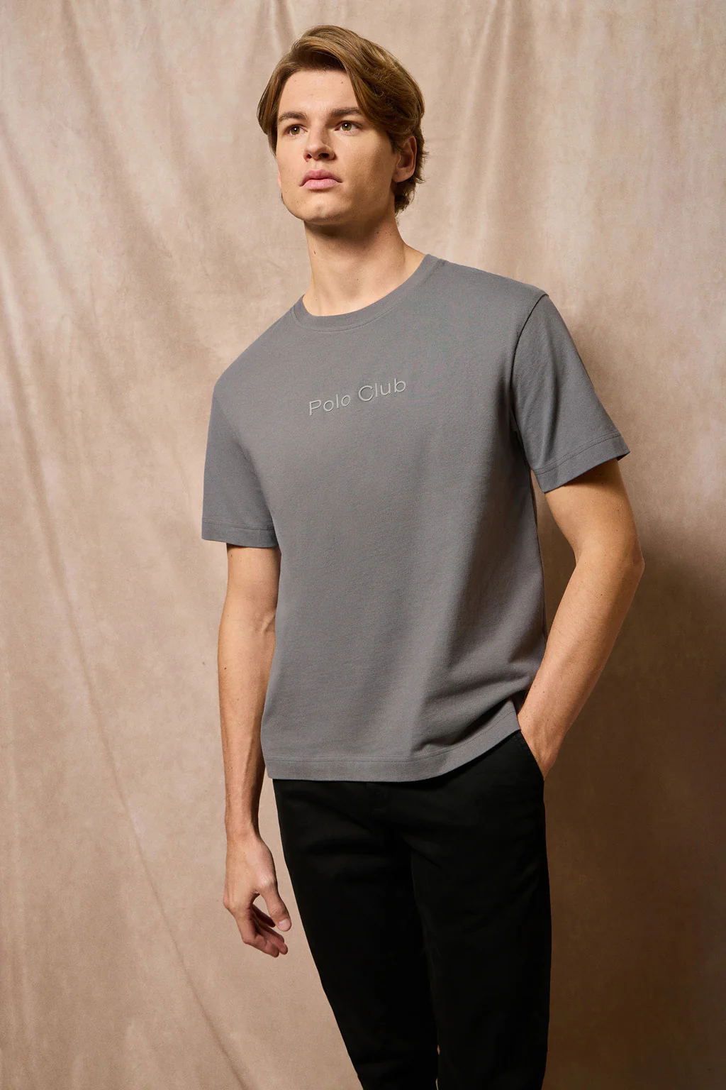 Camiseta gris asfalto de manga corta y cuello redondo con logotipo Polo Club
