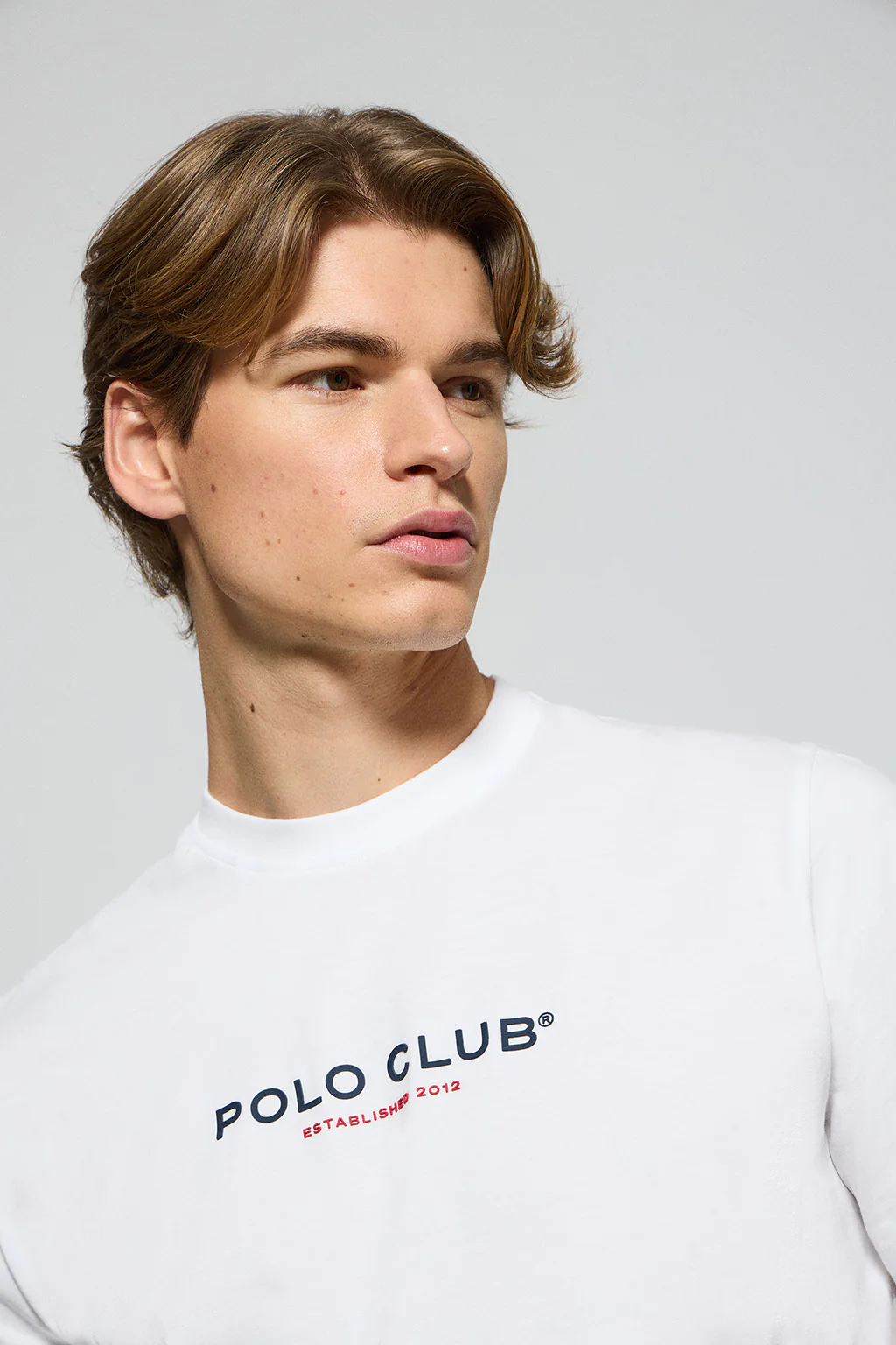 Camiseta blanca de cuello redondo con logotipo engomado Polo Club - Image 3
