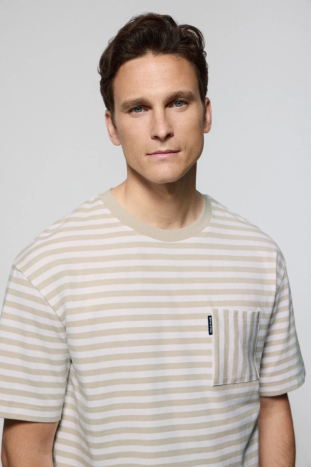 Camiseta de rayas beige y blanca y bolsillo Timothee con detalle Polo Club - Image 2