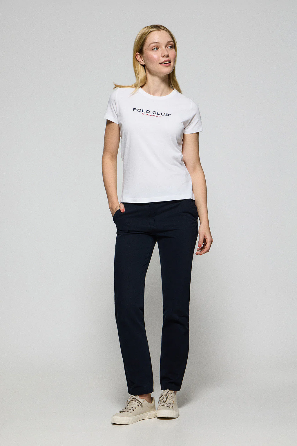 Camiseta de cuello redondo blanca con logo engomado Polo Club - Image 3