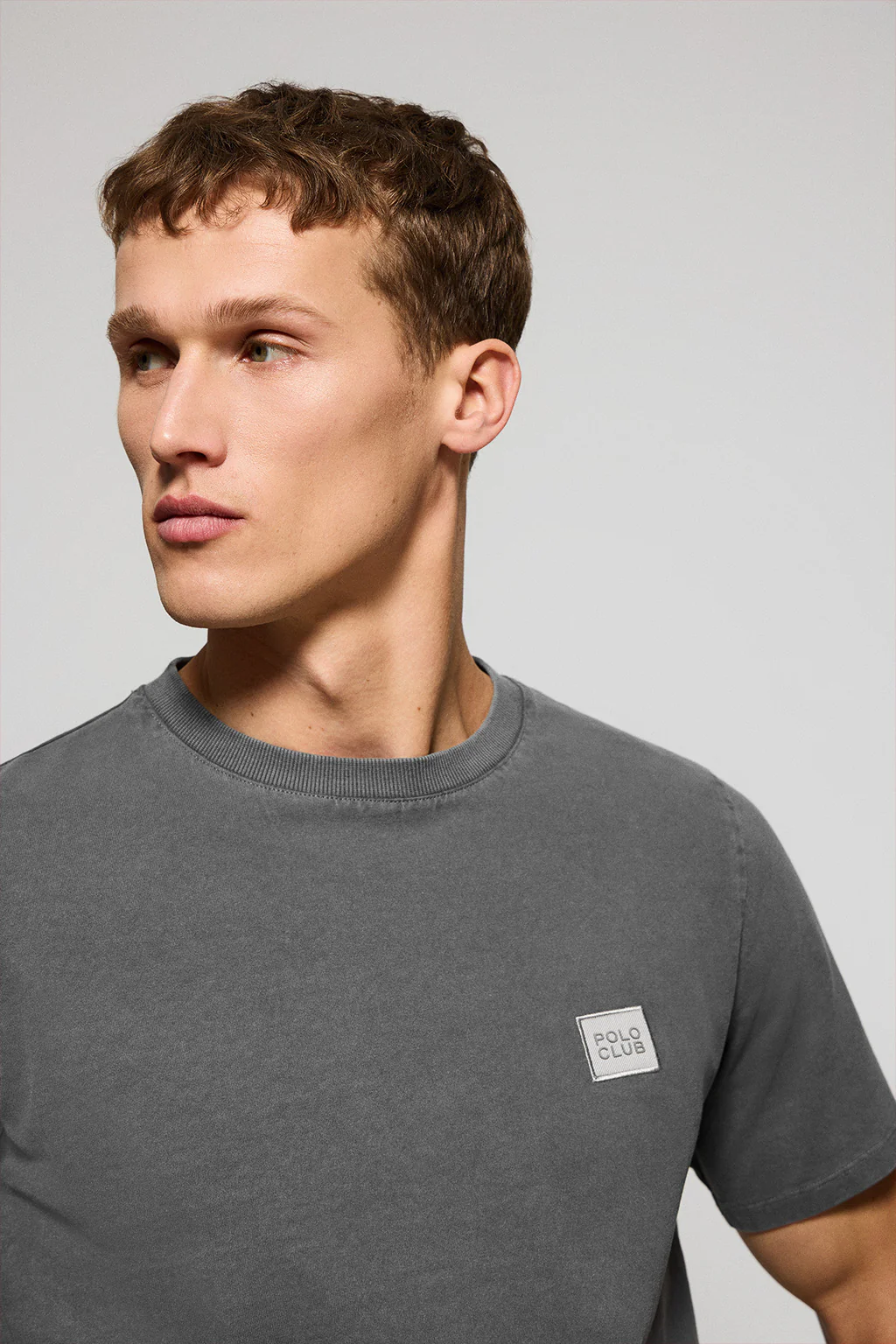 Camiseta gris asfalto garment dye con logo engomado Polo Club - Image 3