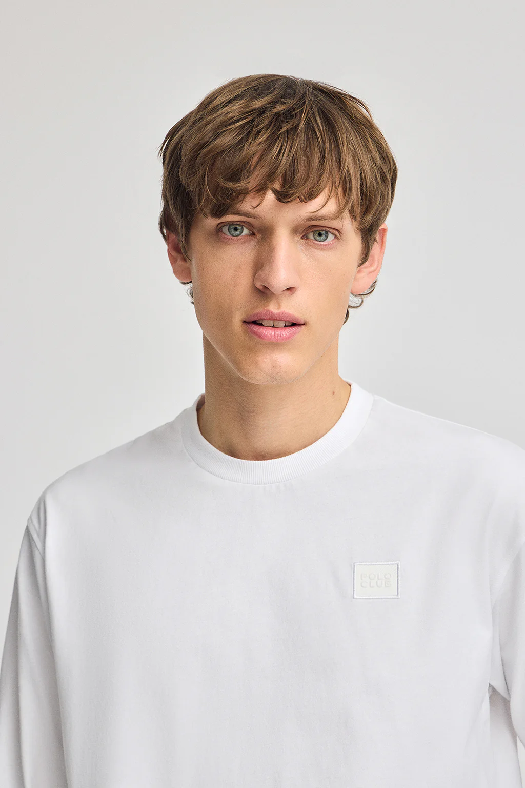 Camiseta blanca holgada con detalle Polo Club - Image 2