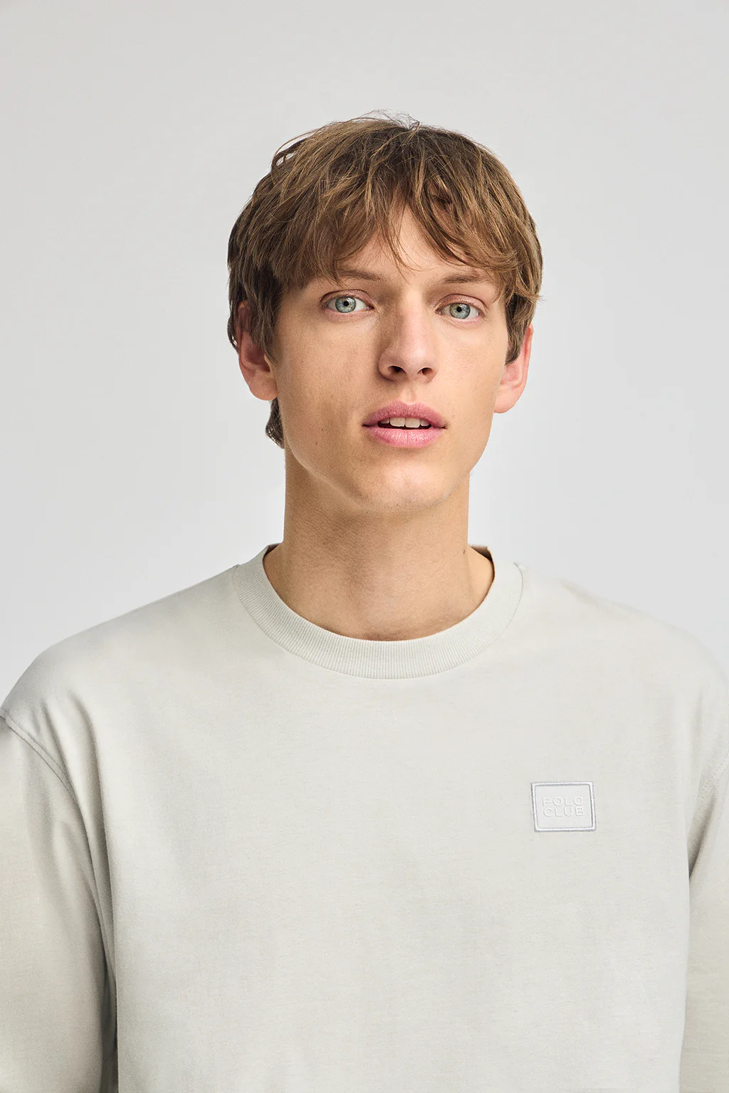 Camiseta gris claro holgada con detalle Polo Club - Image 2